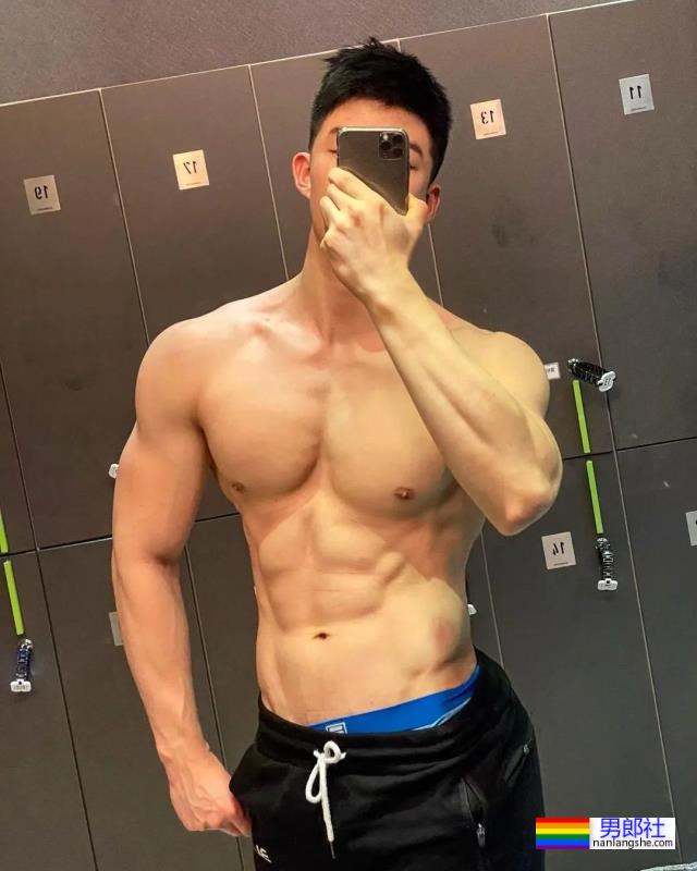 没想到他壮成这样了！童颜巨肌小哥最新写真来了！ - 51虹马