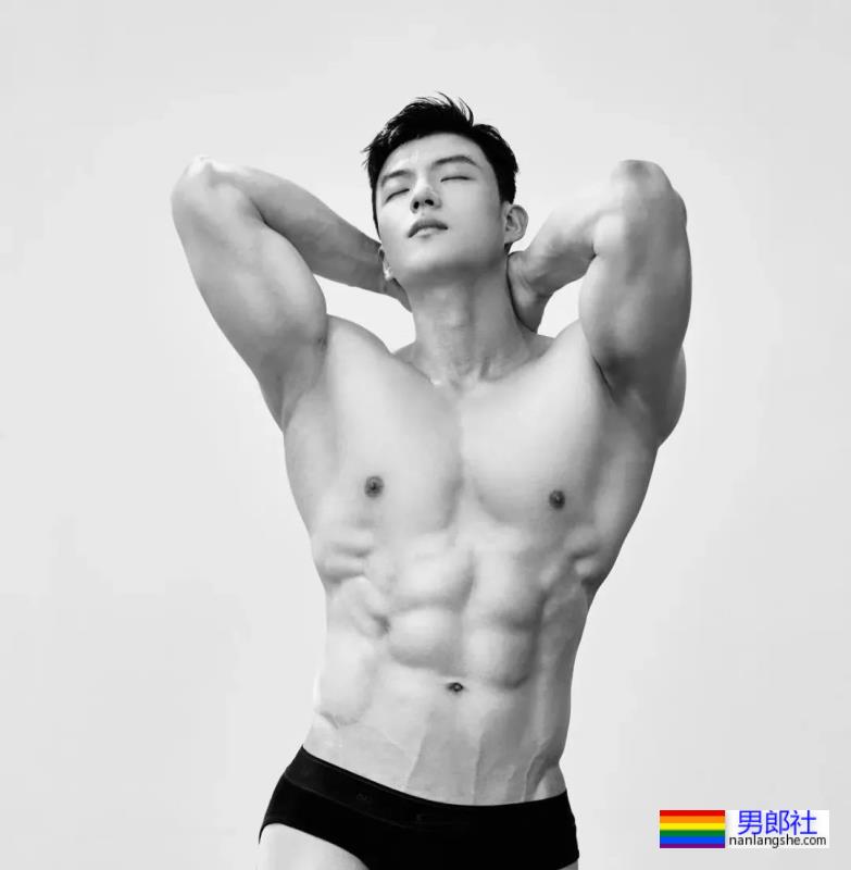 没想到他壮成这样了！童颜巨肌小哥最新写真来了！ - 51虹马