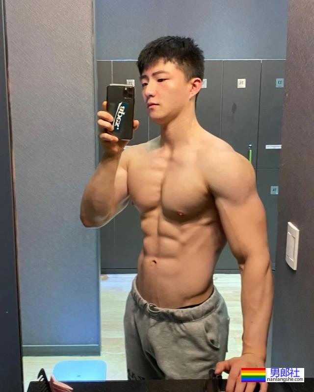 没想到他壮成这样了！童颜巨肌小哥最新写真来了！ - 51虹马