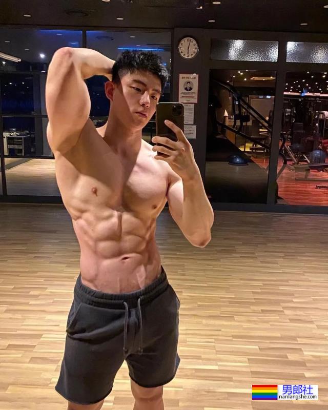 没想到他壮成这样了！童颜巨肌小哥最新写真来了！ - 51虹马