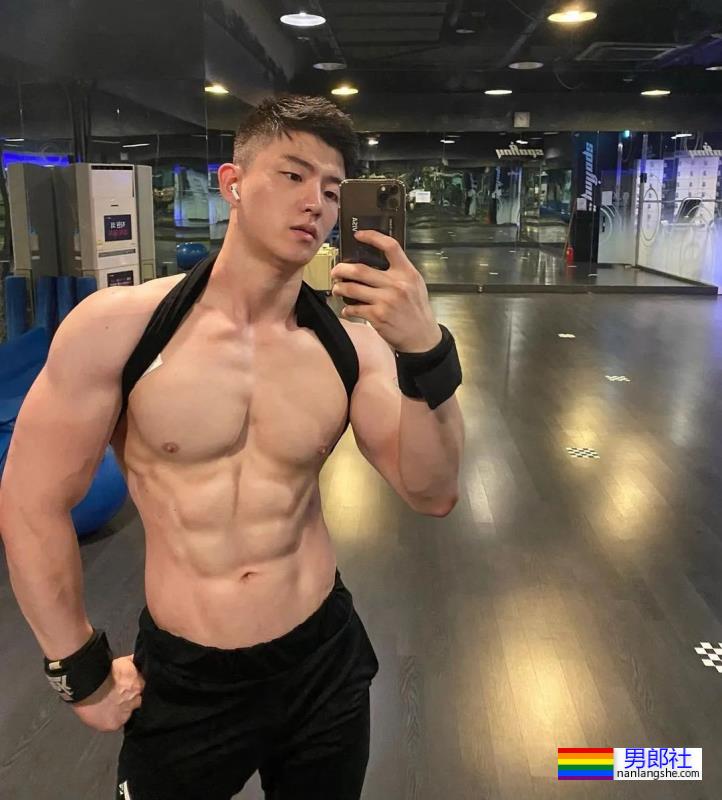 没想到他壮成这样了！童颜巨肌小哥最新写真来了！ - 51虹马
