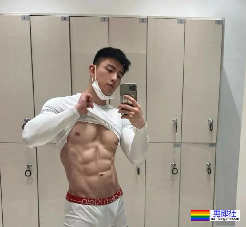 没想到他壮成这样了！童颜巨肌小哥最新写真来了！ - 51虹马