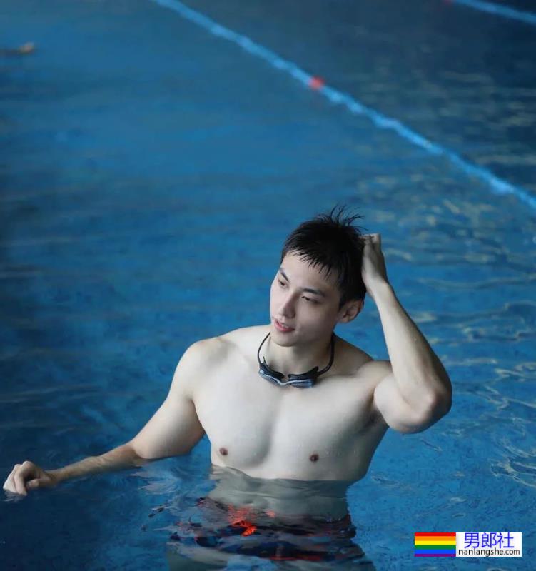 白到发光的小哥哥 - 51虹马