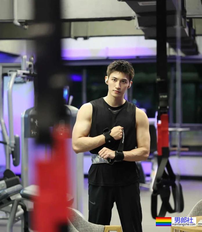 白到发光的小哥哥 - 51虹马