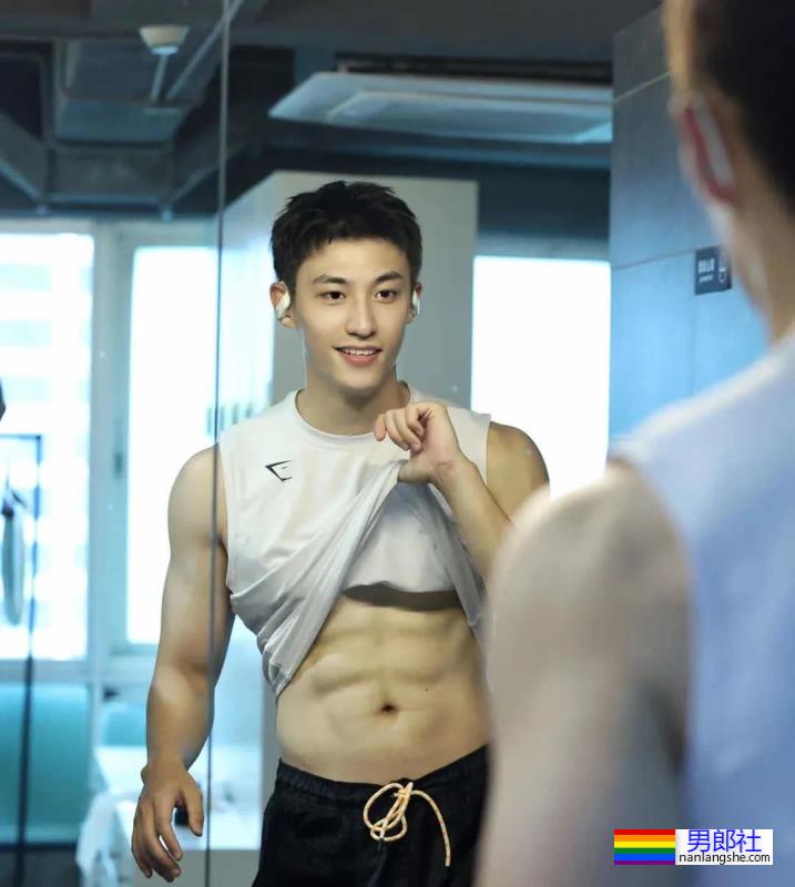 白到发光的小哥哥 - 51虹马