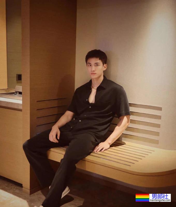 白到发光的小哥哥 - 51虹马