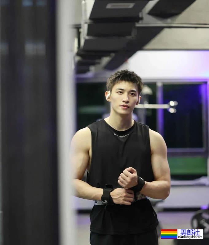 白到发光的小哥哥 - 51虹马