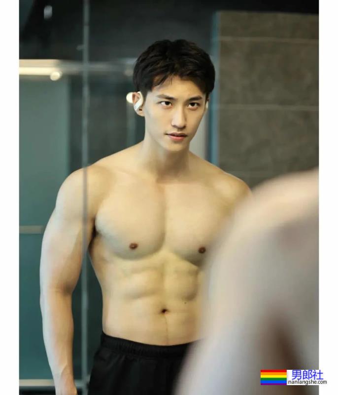 白到发光的小哥哥 - 51虹马