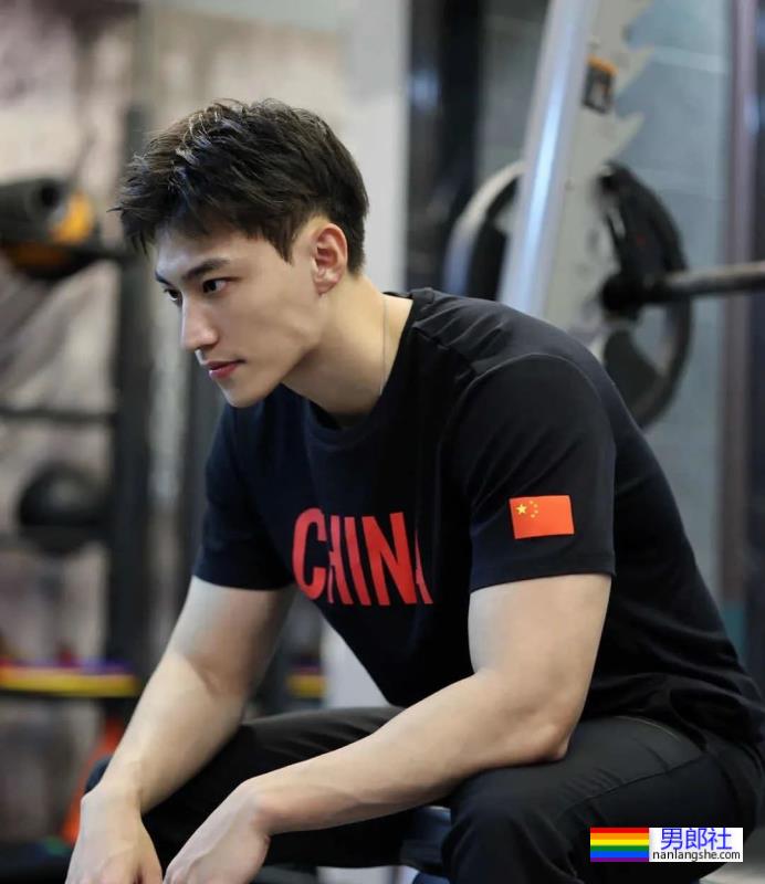 白到发光的小哥哥 - 51虹马