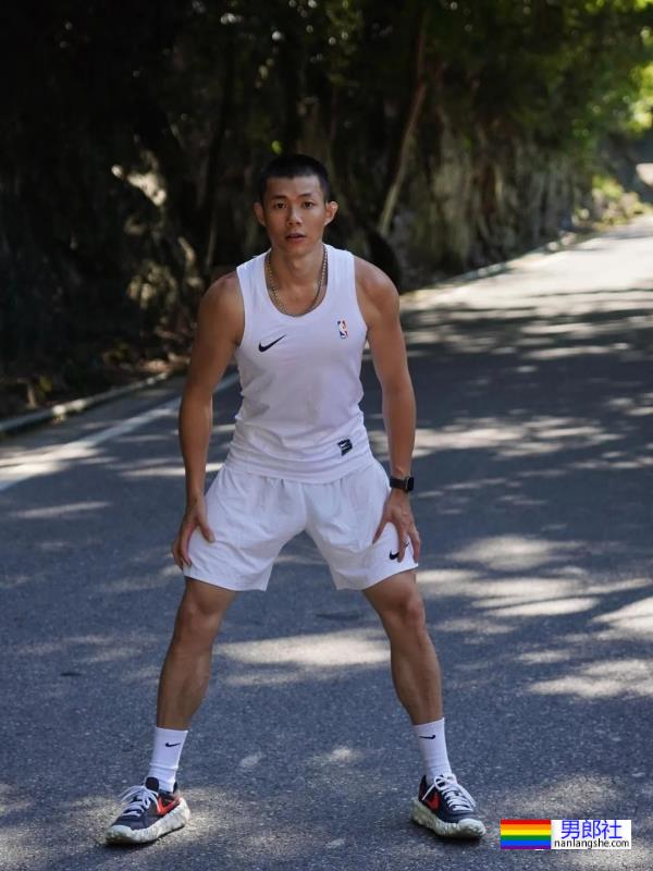 寸头黑皮肌肉帅哥，这身材就是传说中的打桩机吧！ - 51虹马