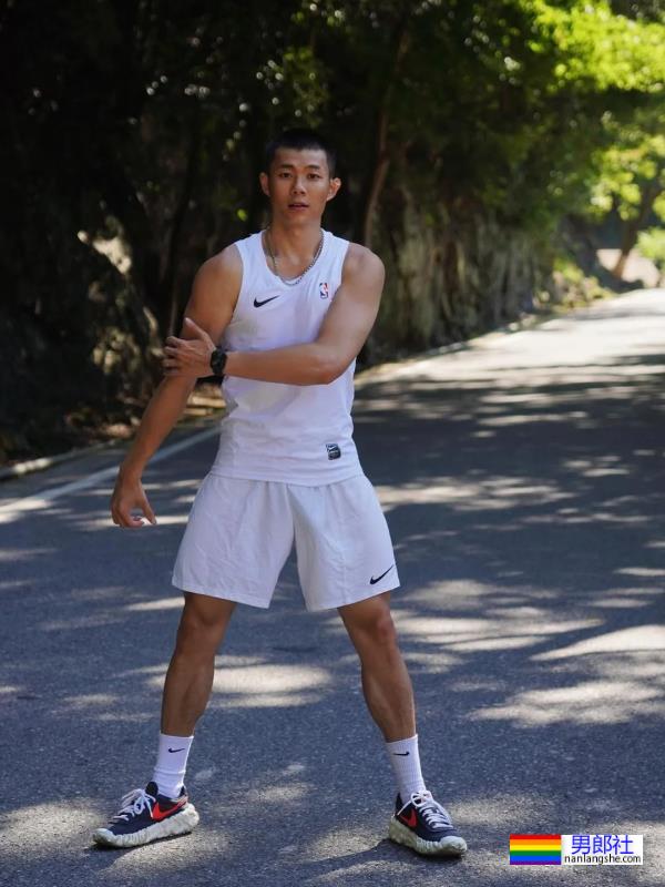 寸头黑皮肌肉帅哥，这身材就是传说中的打桩机吧！ - 51虹马