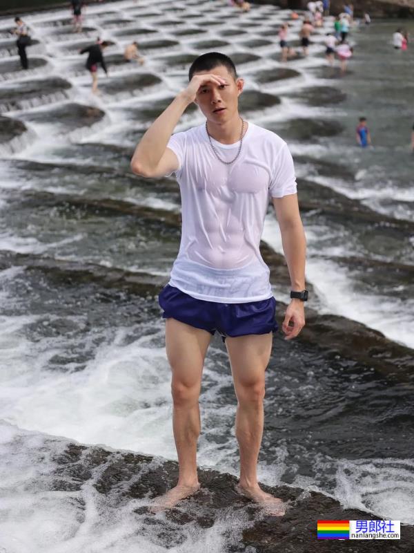 寸头黑皮肌肉帅哥，这身材就是传说中的打桩机吧！ - 51虹马