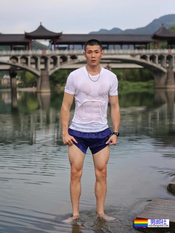 寸头黑皮肌肉帅哥，这身材就是传说中的打桩机吧！ - 51虹马