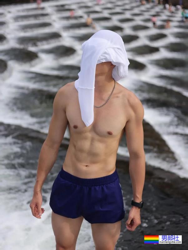 寸头黑皮肌肉帅哥，这身材就是传说中的打桩机吧！ - 51虹马