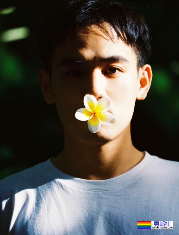 毛若懿最新硬照一览!如今网红帅哥都跑去西双版纳出片了? - 51虹马 毛若懿最新硬照一览!如今网红帅哥都跑去西双版纳出片了? - 51虹马