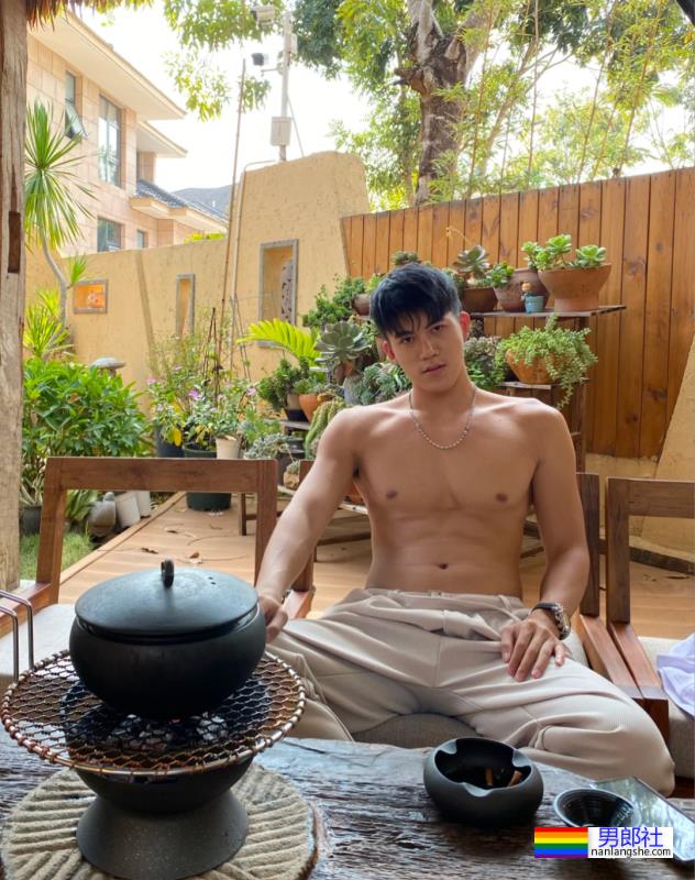 毛若懿最新硬照一览!如今网红帅哥都跑去西双版纳出片了? - 51虹马 毛若懿最新硬照一览!如今网红帅哥都跑去西双版纳出片了? - 51虹马