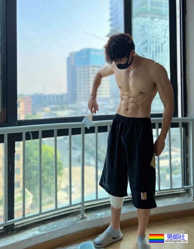 长腿鲜肉小哥，腹肌太性感！ - 51虹马