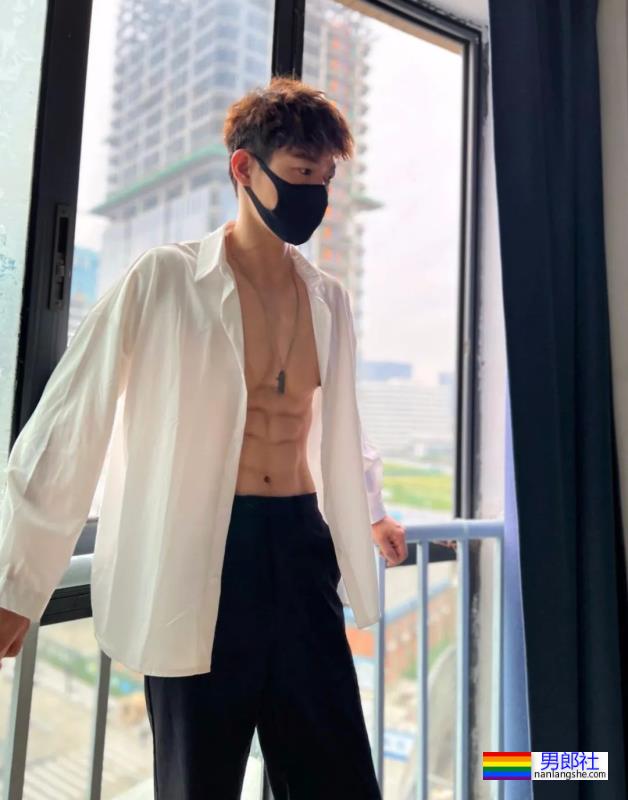 长腿鲜肉小哥，腹肌太性感！ - 51虹马