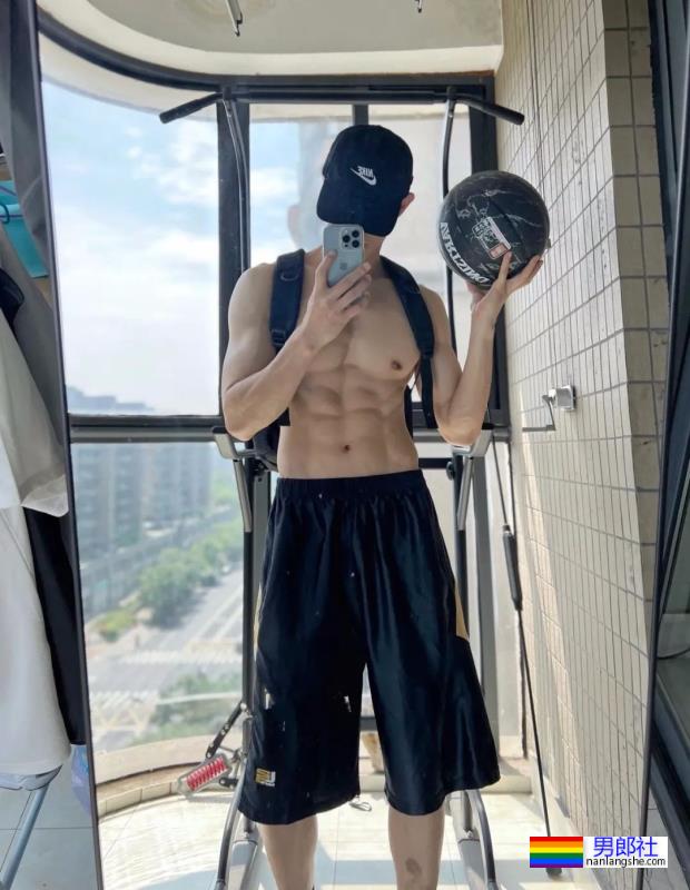 长腿鲜肉小哥，腹肌太性感！ - 51虹马