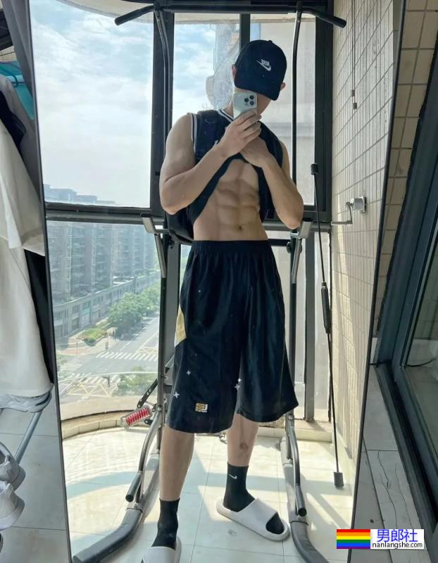 长腿鲜肉小哥，腹肌太性感！ - 51虹马