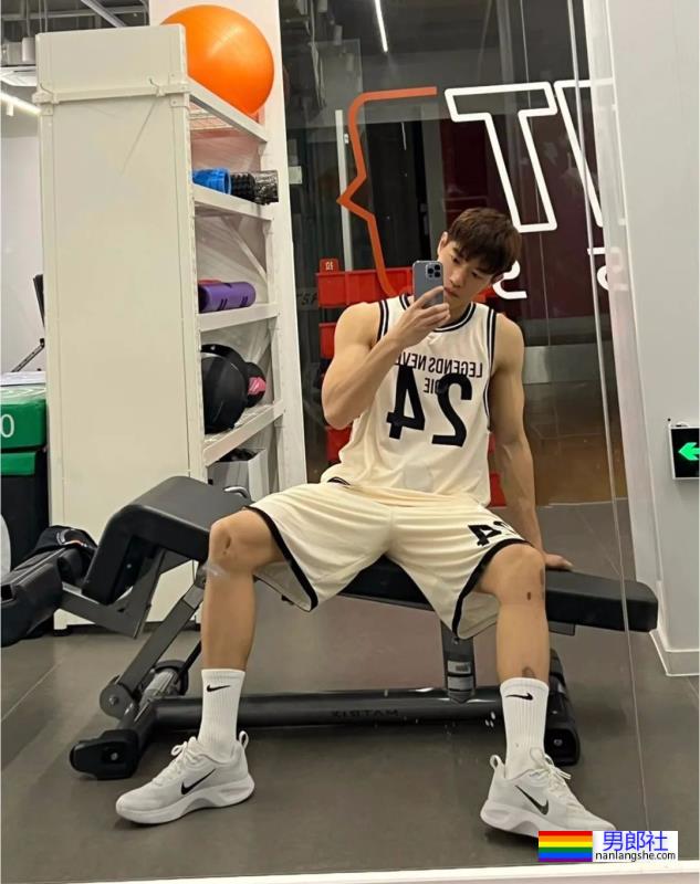 长腿鲜肉小哥，腹肌太性感！ - 51虹马