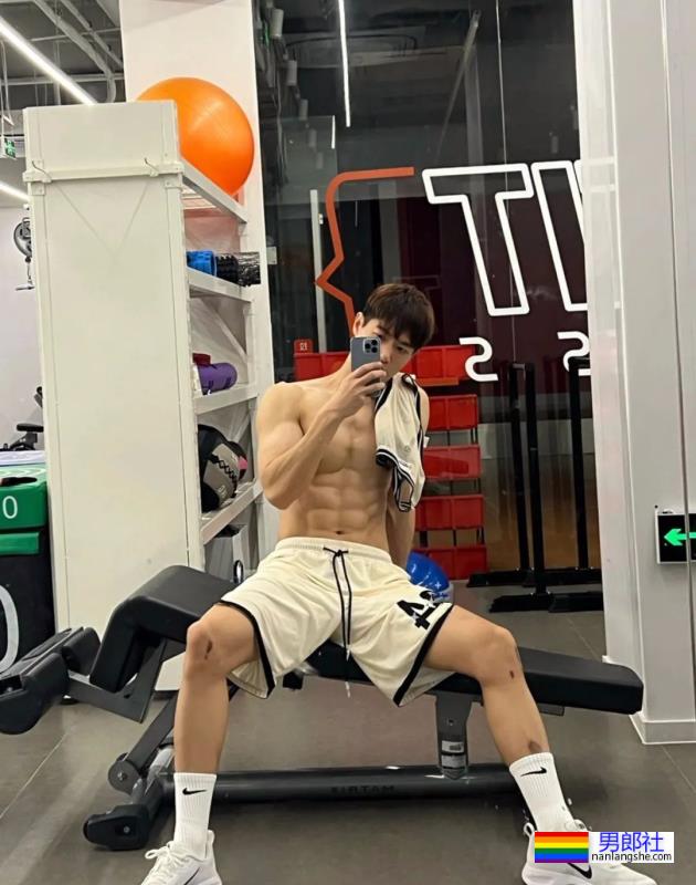 长腿鲜肉小哥，腹肌太性感！ - 51虹马