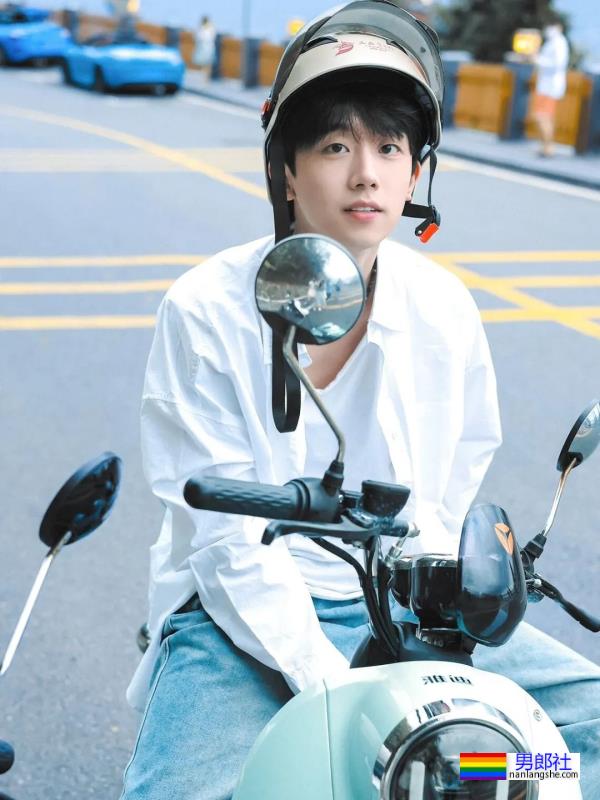 清爽干净的白衣服小哥哥-51虹马