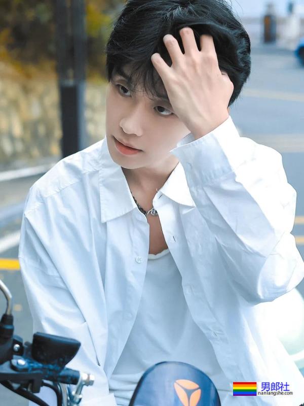 清爽干净的白衣服小哥哥 - 51虹马