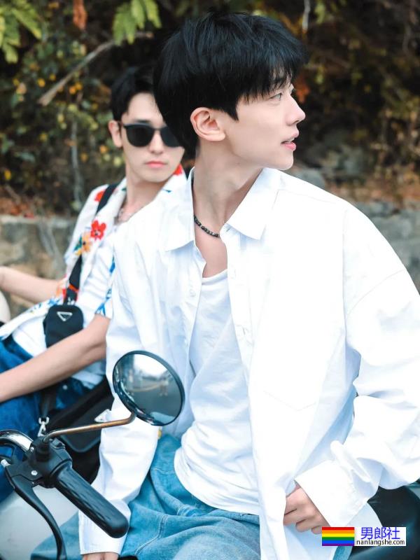 清爽干净的白衣服小哥哥 - 51虹马