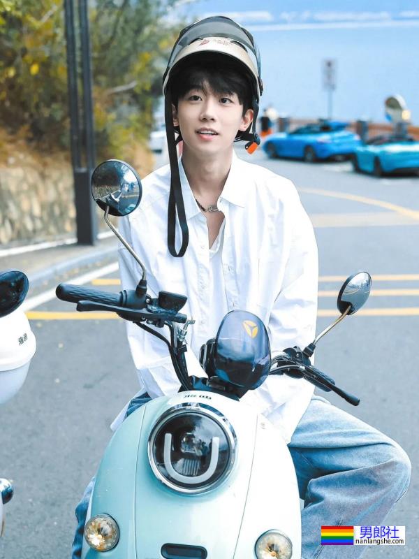 清爽干净的白衣服小哥哥 - 51虹马