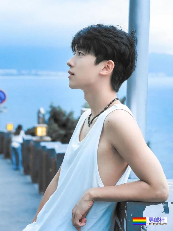 清爽干净的白衣服小哥哥 - 51虹马