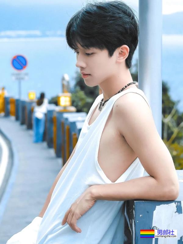 清爽干净的白衣服小哥哥 - 51虹马