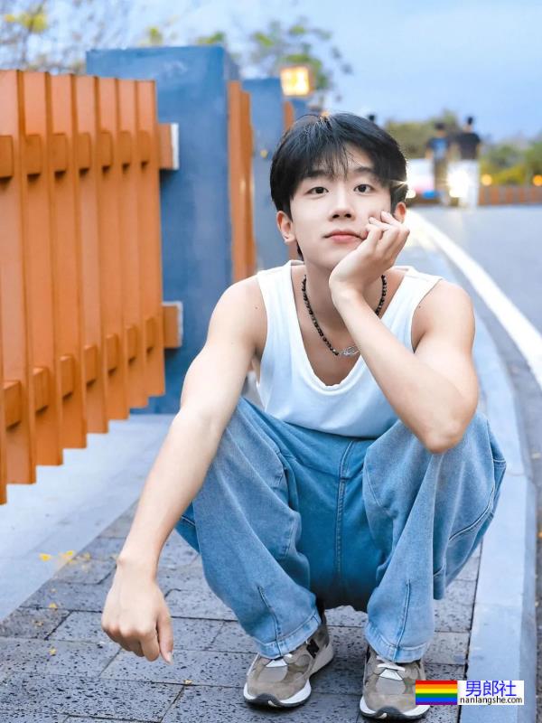 清爽干净的白衣服小哥哥 - 51虹马