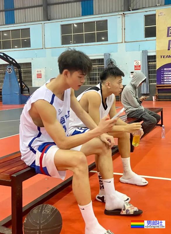 白袜长腿体育生-51虹马