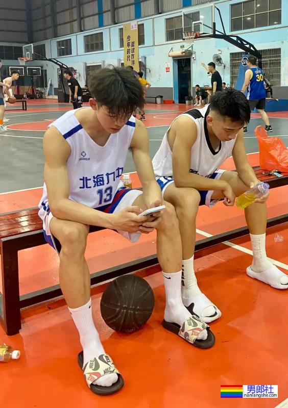 白袜长腿体育生 - 51虹马