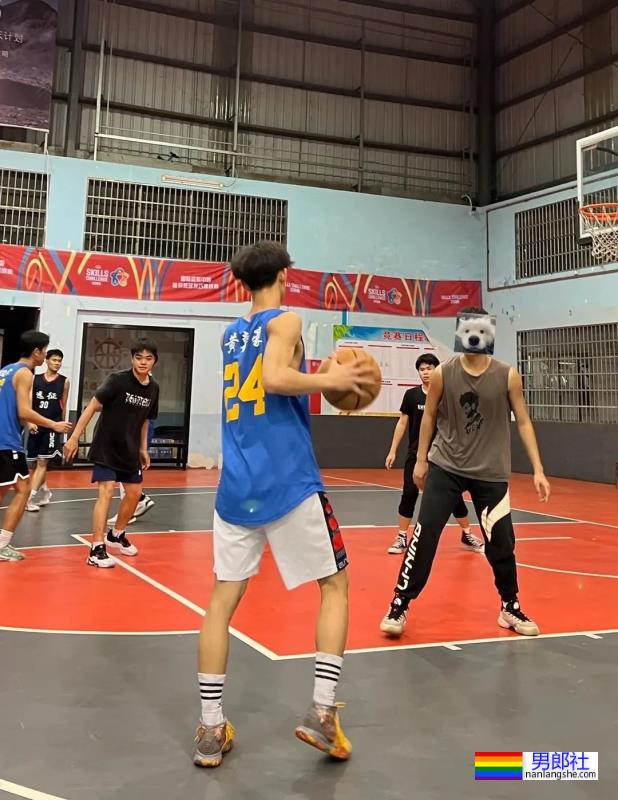 白袜长腿体育生 - 51虹马