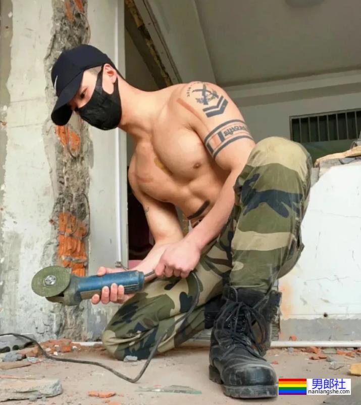 家里请的肌肉民工，这胸肌也太大了吧-51虹马