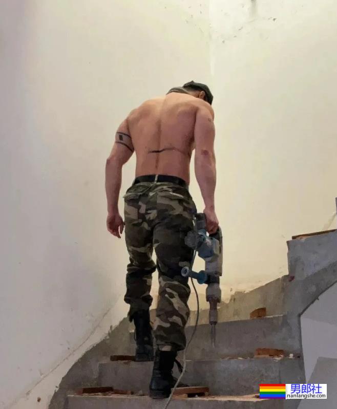 家里请的肌肉民工，这胸肌也太大了吧 - 51虹马