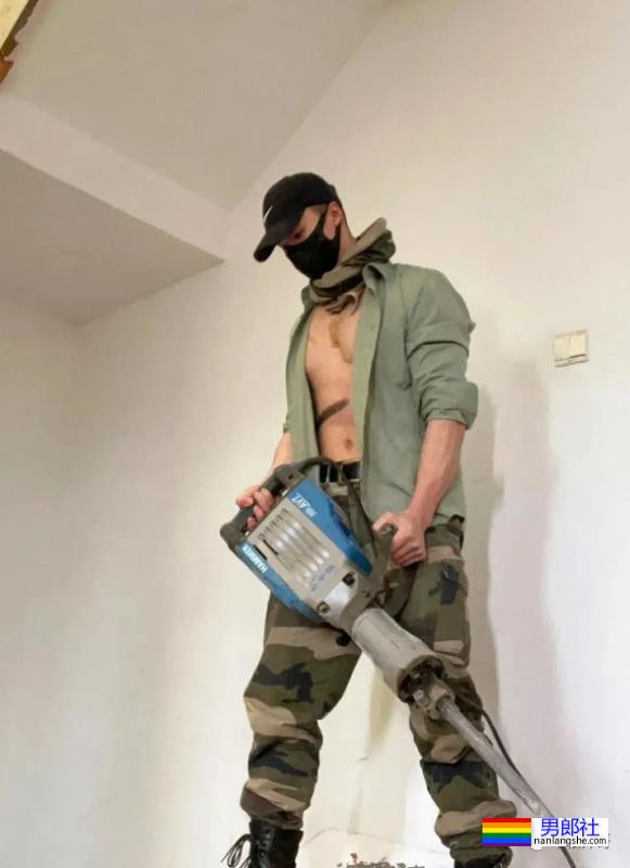 家里请的肌肉民工，这胸肌也太大了吧 - 51虹马