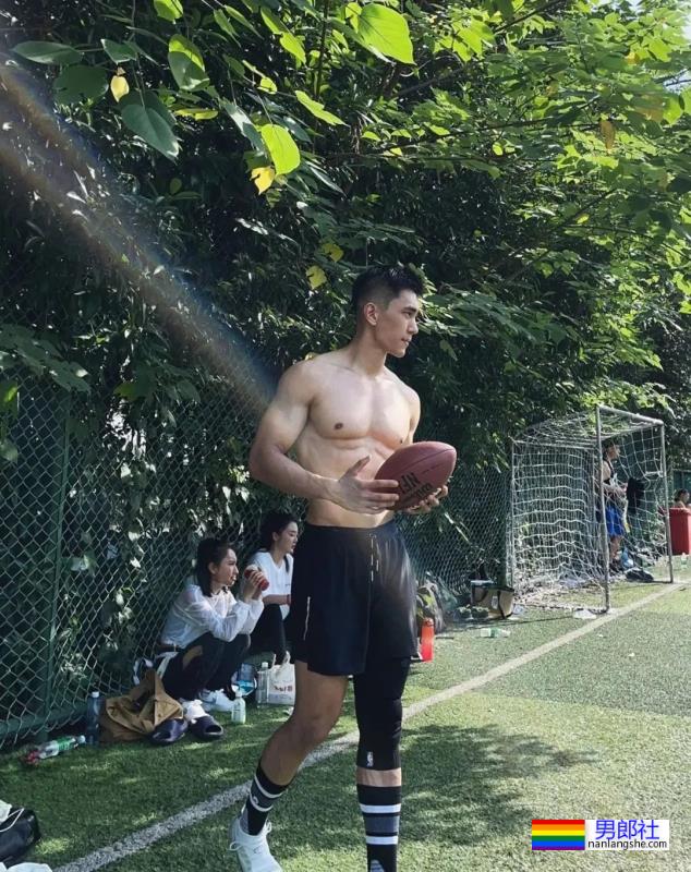 黑袜腹肌运动员，身材太可了-51虹马