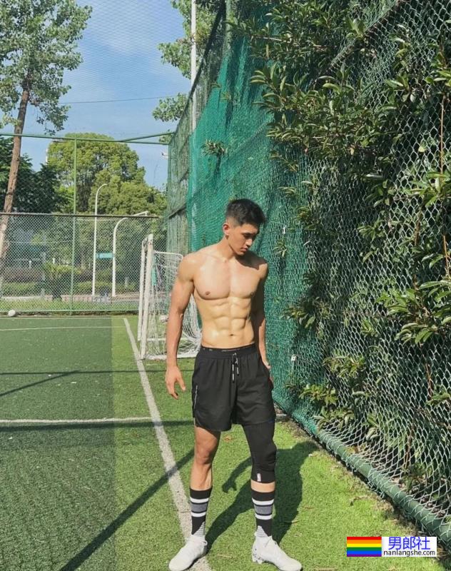 黑袜腹肌运动员，身材太可了 - 51虹马