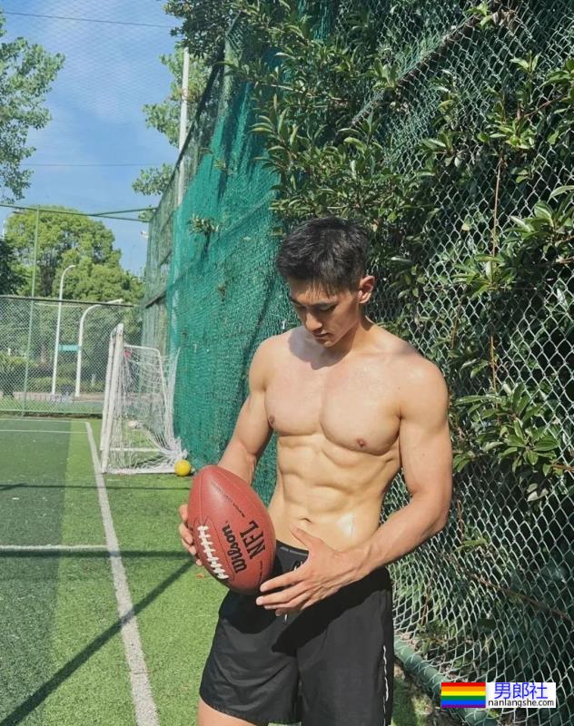 黑袜腹肌运动员，身材太可了 - 51虹马