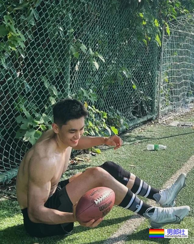 黑袜腹肌运动员，身材太可了 - 51虹马