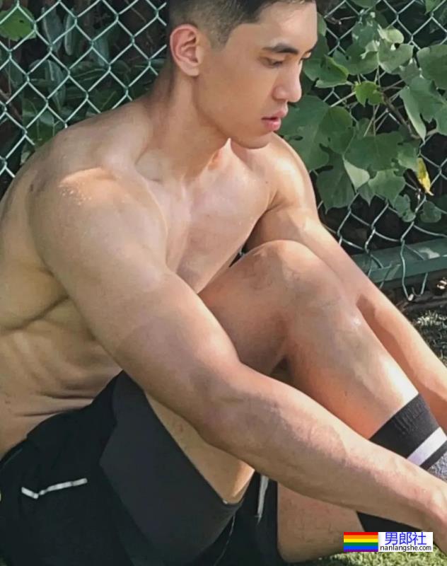 黑袜腹肌运动员，身材太可了 - 51虹马