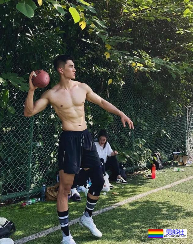 黑袜腹肌运动员，身材太可了 - 51虹马