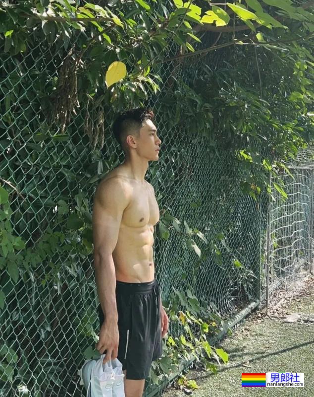 黑袜腹肌运动员，身材太可了 - 51虹马