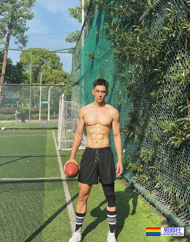 黑袜腹肌运动员，身材太可了 - 51虹马