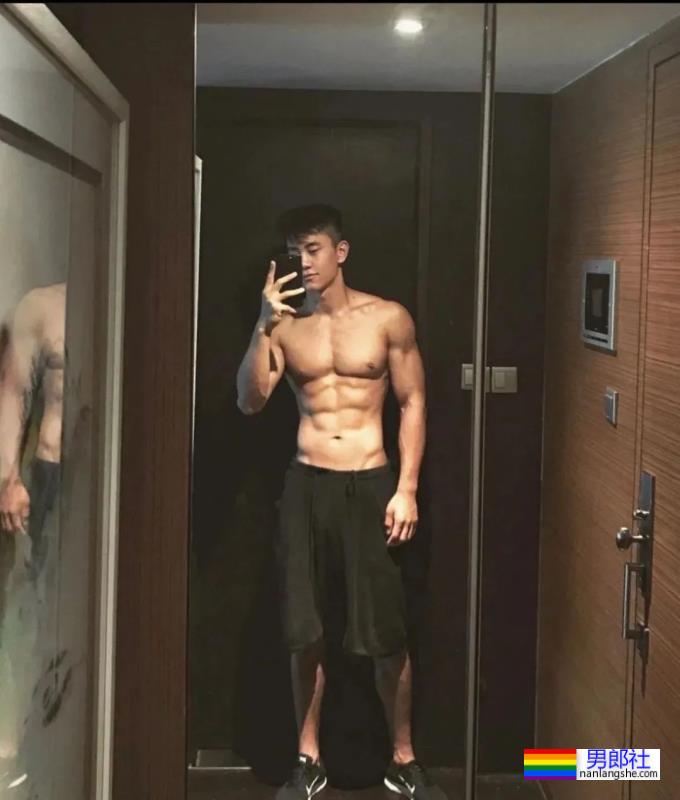 黑袜腹肌运动员，身材太可了 - 51虹马