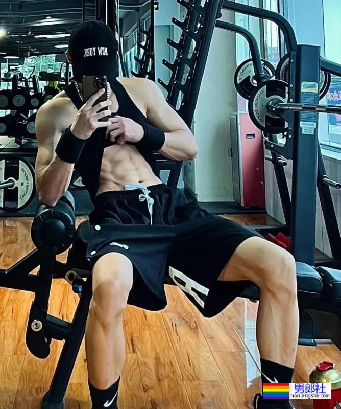 腹肌体育生，实力超强 - 51虹马