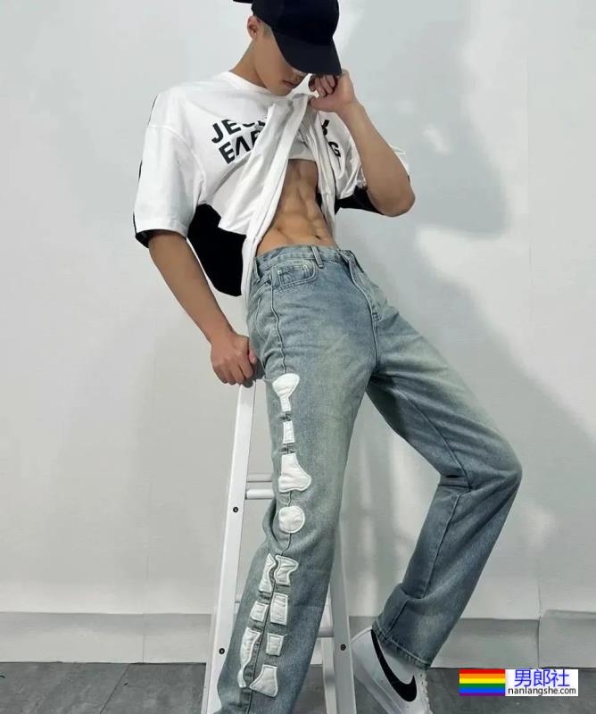 腹肌体育生，实力超强 - 51虹马